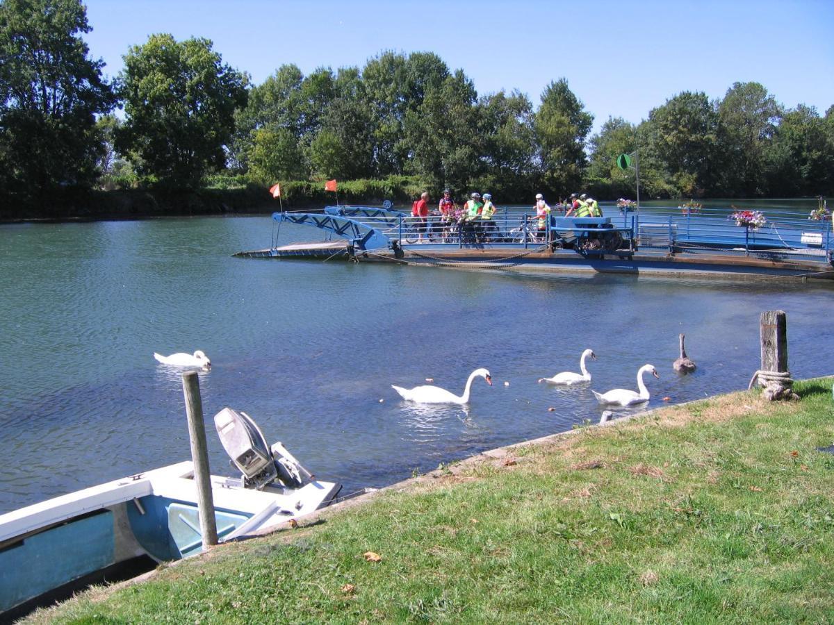 Camping Belle Riviere Chaniers Exterior foto