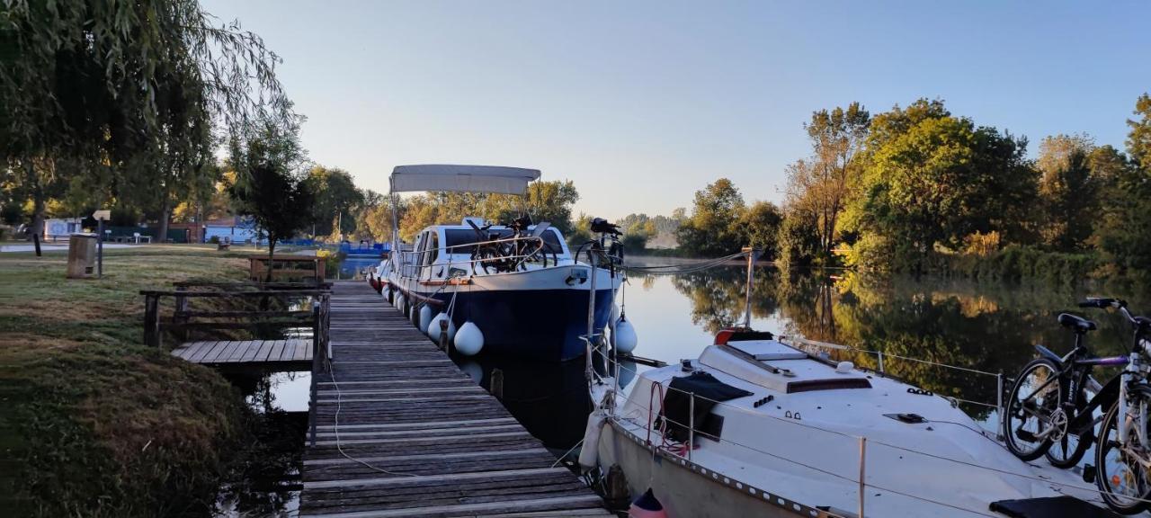 Camping Belle Riviere Chaniers Exterior foto